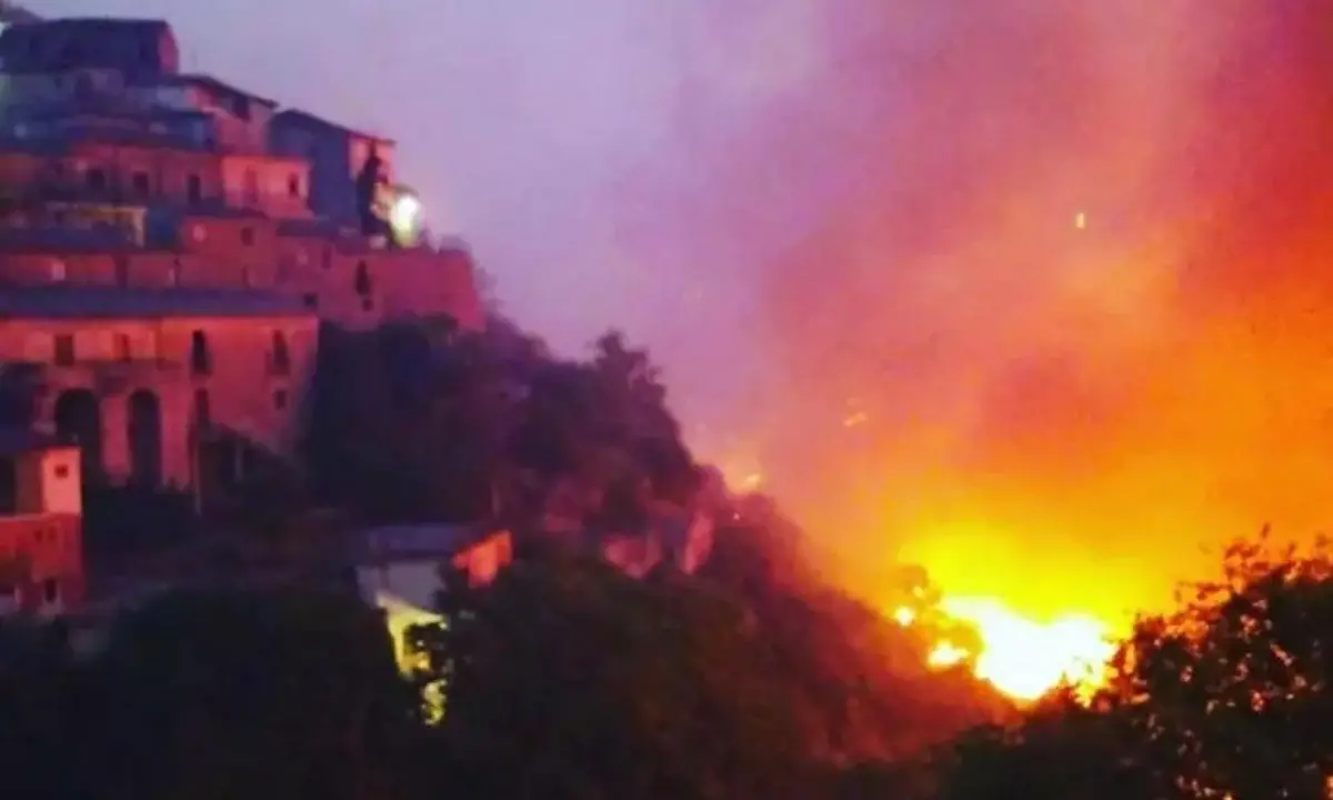 Emergenza incendi, situazione drammatica nel Reggino: evacuazioni in alcuni Comuni