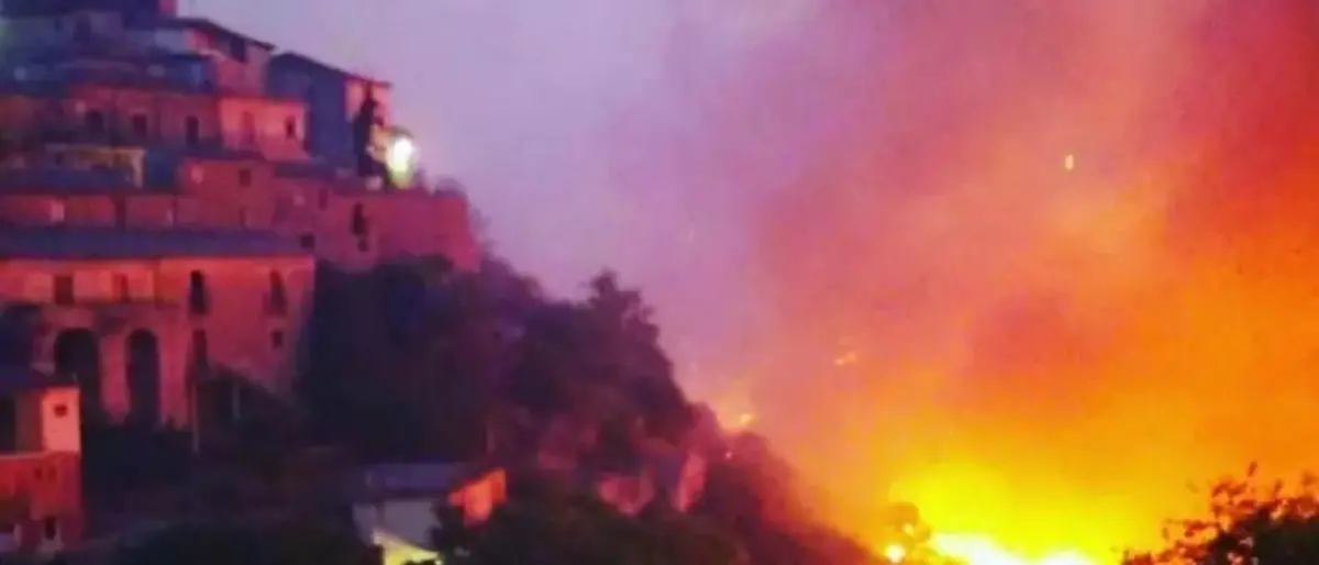 Emergenza incendi, situazione drammatica nel Reggino: evacuazioni in alcuni Comuni