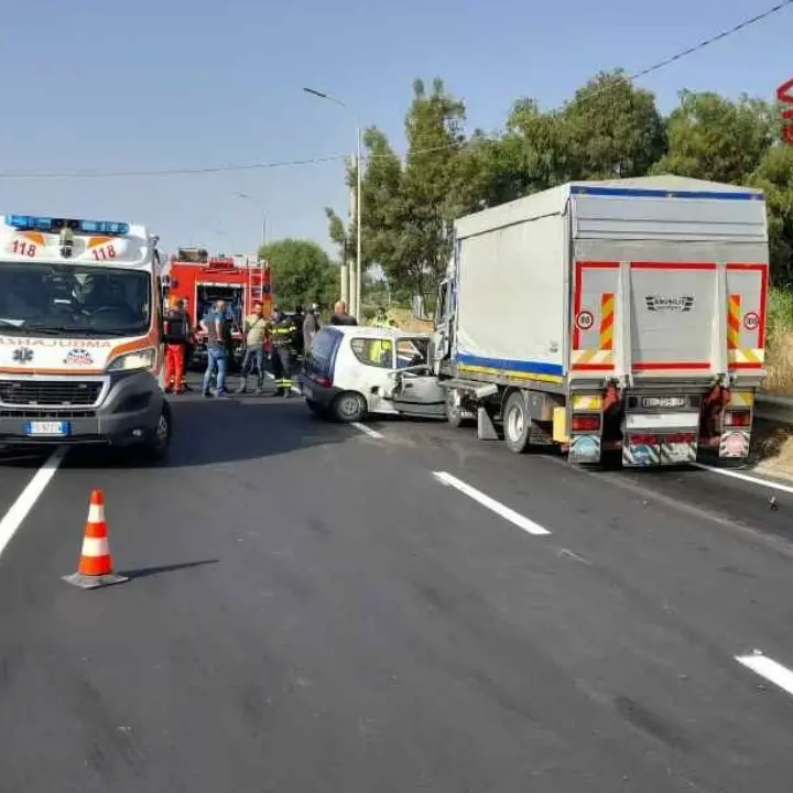 Tragico incidente lungo la statale 106 a Camini, un morto nello scontro tra un camion e un’auto
