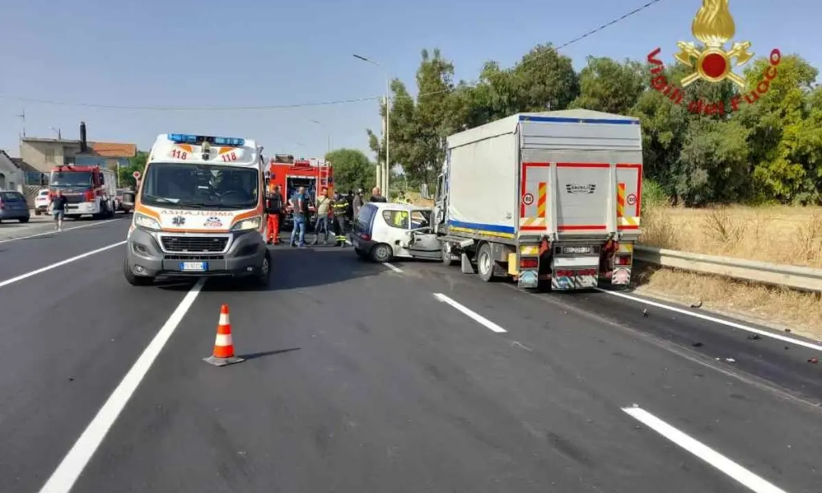 Tragico incidente lungo la statale 106 a Camini, un morto nello scontro tra un camion e un’auto