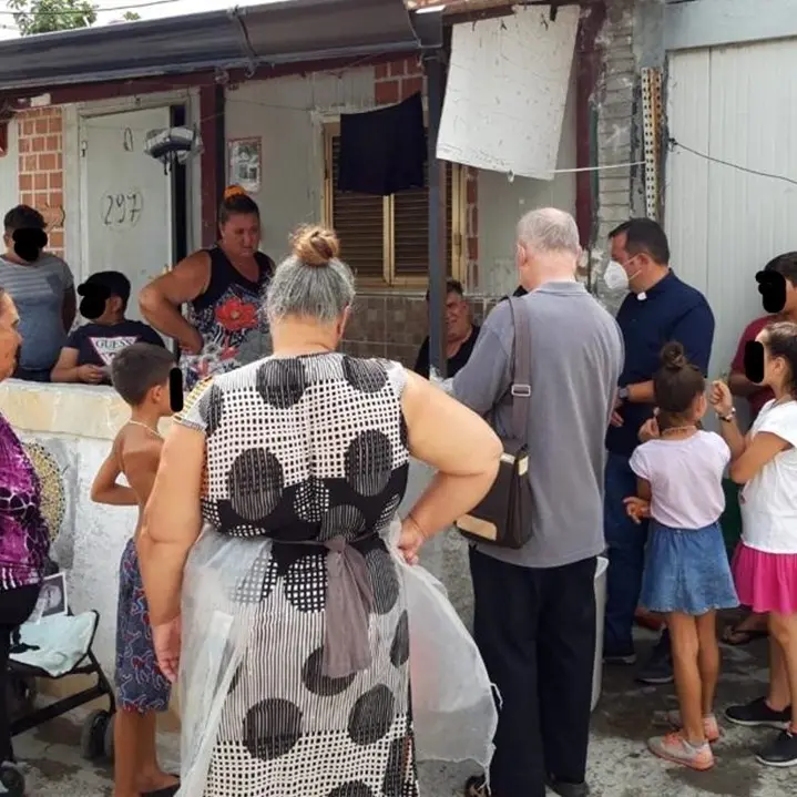 Campo rom, la Caritas tra le baracche di Scordovillo: «C’è ancora molto da fare»
