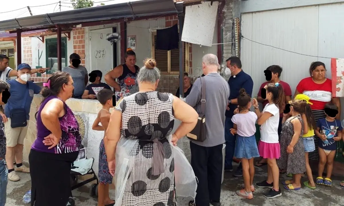 Campo rom, la Caritas tra le baracche di Scordovillo: «C’è ancora molto da fare»