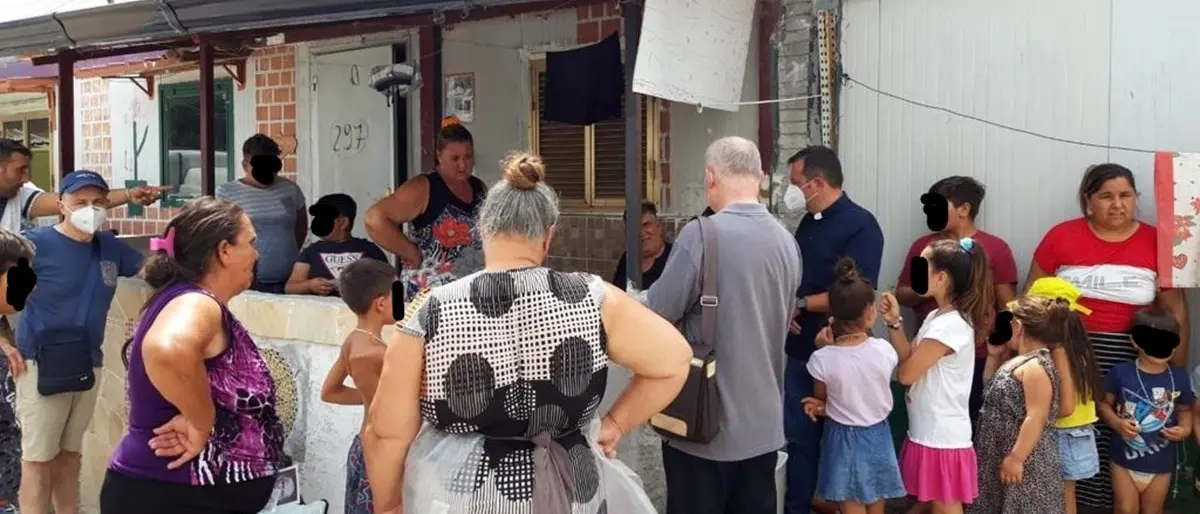 Campo rom, la Caritas tra le baracche di Scordovillo: «C’è ancora molto da fare»