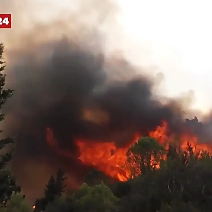 Sono 60 i roghi ancora attivi e 70 le squadre impegnate, Spirlì: «Situazione resta grave»