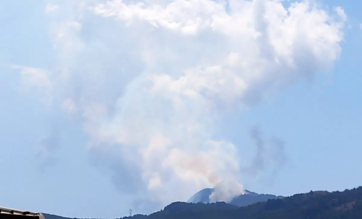 Monte Cocuzzo continua a bruciare, l’esercito tenta di spegnere l’incendio