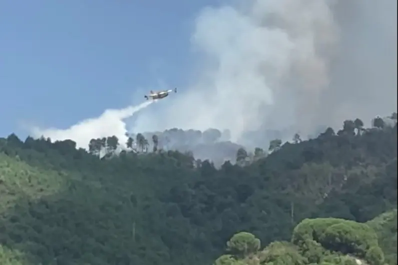 Incendi, a fuoco anche la montagna di Cleto. A rischio i sentieri dei tre castelli