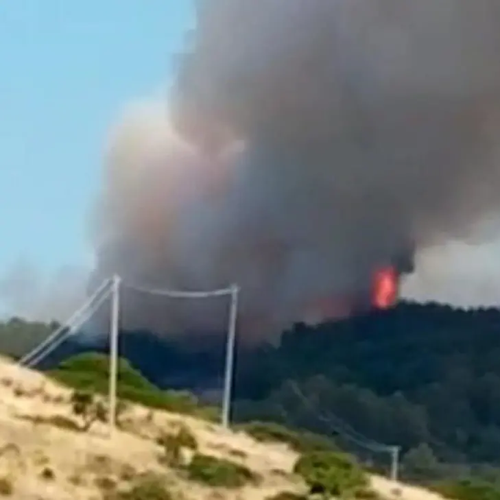 Incendi, brucia la montagna di Oriolo ma nessuno è ancora intervenuto