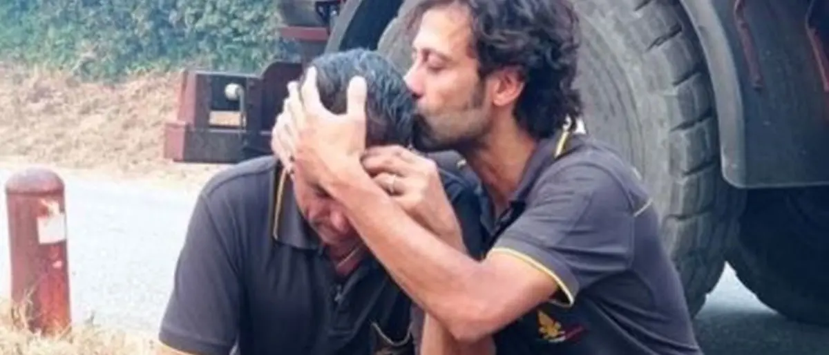 Incendi, vigili del fuoco in prima linea all’inferno: l’immagine simbolo degli eroi di questa guerra