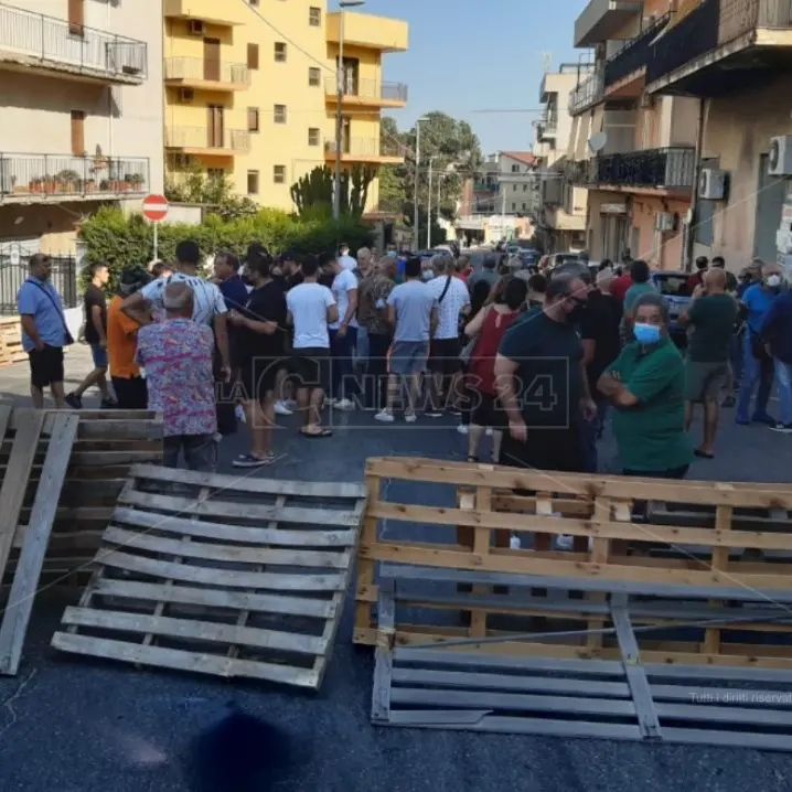 «Acqua o guerra»: a Reggio Calabria barricate e cittadini in protesta
