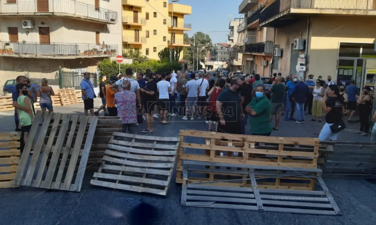 «Acqua o guerra»: a Reggio Calabria barricate e cittadini in protesta