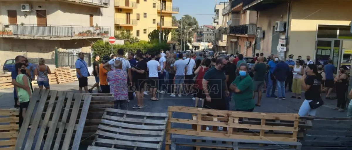 «Acqua o guerra»: a Reggio Calabria barricate e cittadini in protesta