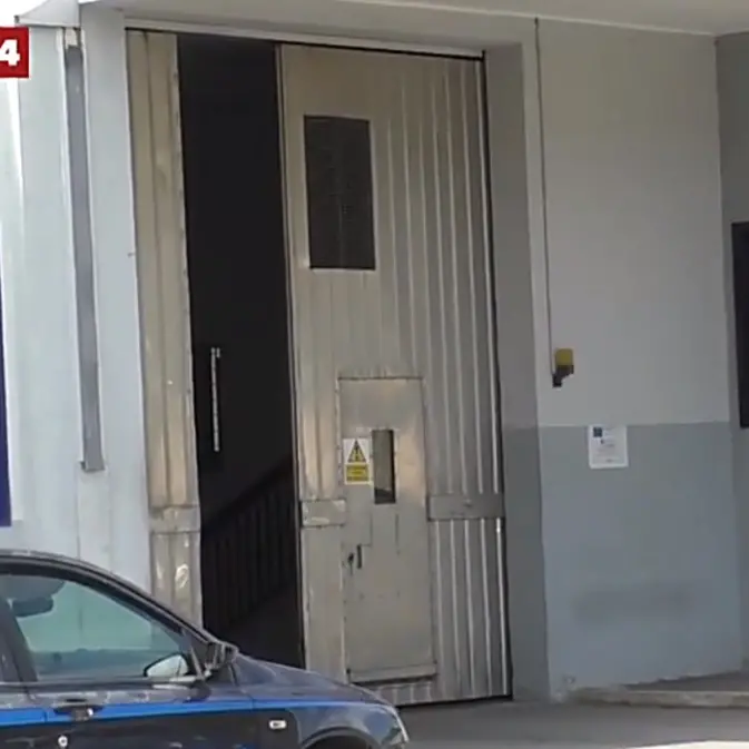 Incendio nei pressi del carcere di Catanzaro, i sindacati: «Agenti tornati dalle ferie per evitare il peggio»