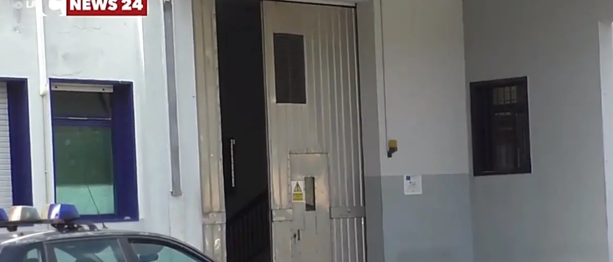 Incendio nei pressi del carcere di Catanzaro, i sindacati: «Agenti tornati dalle ferie per evitare il peggio»