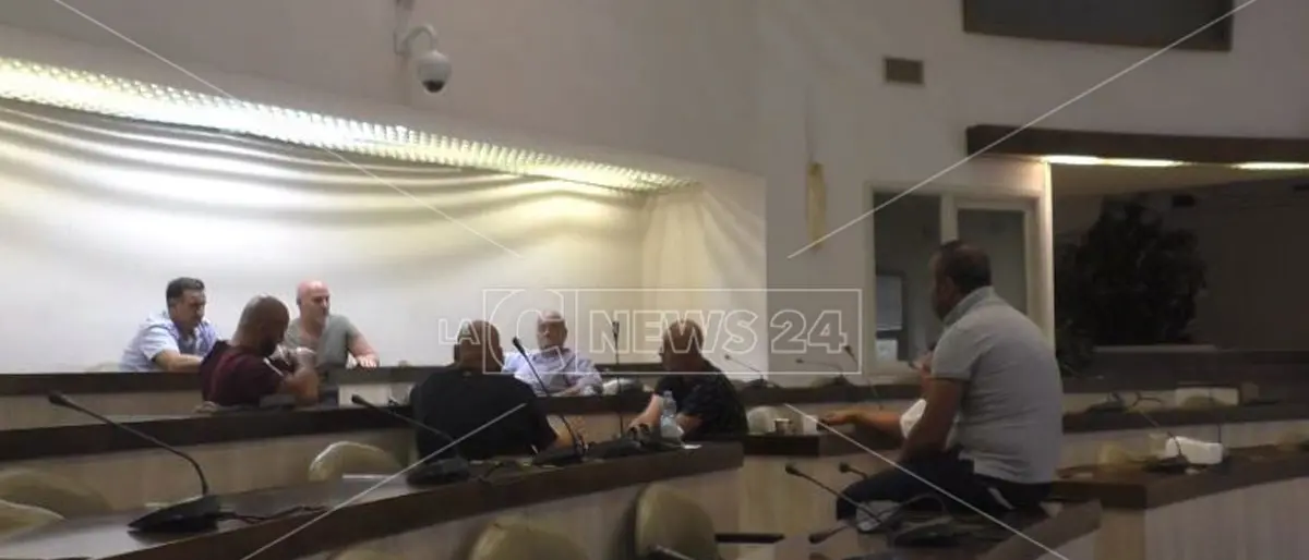 Crotone, i lavoratori ex Akros rifiutano di lasciare la sala consiliare: in protesta anche a Ferragosto