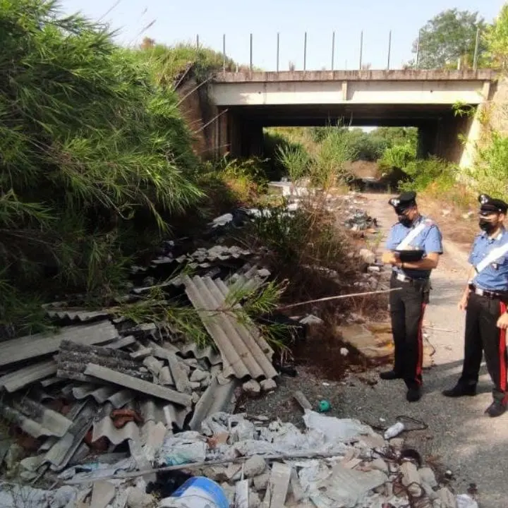 Sequestrata discarica abusiva nel Reggino: in una strada in disuso eternit e altri rifiuti speciali