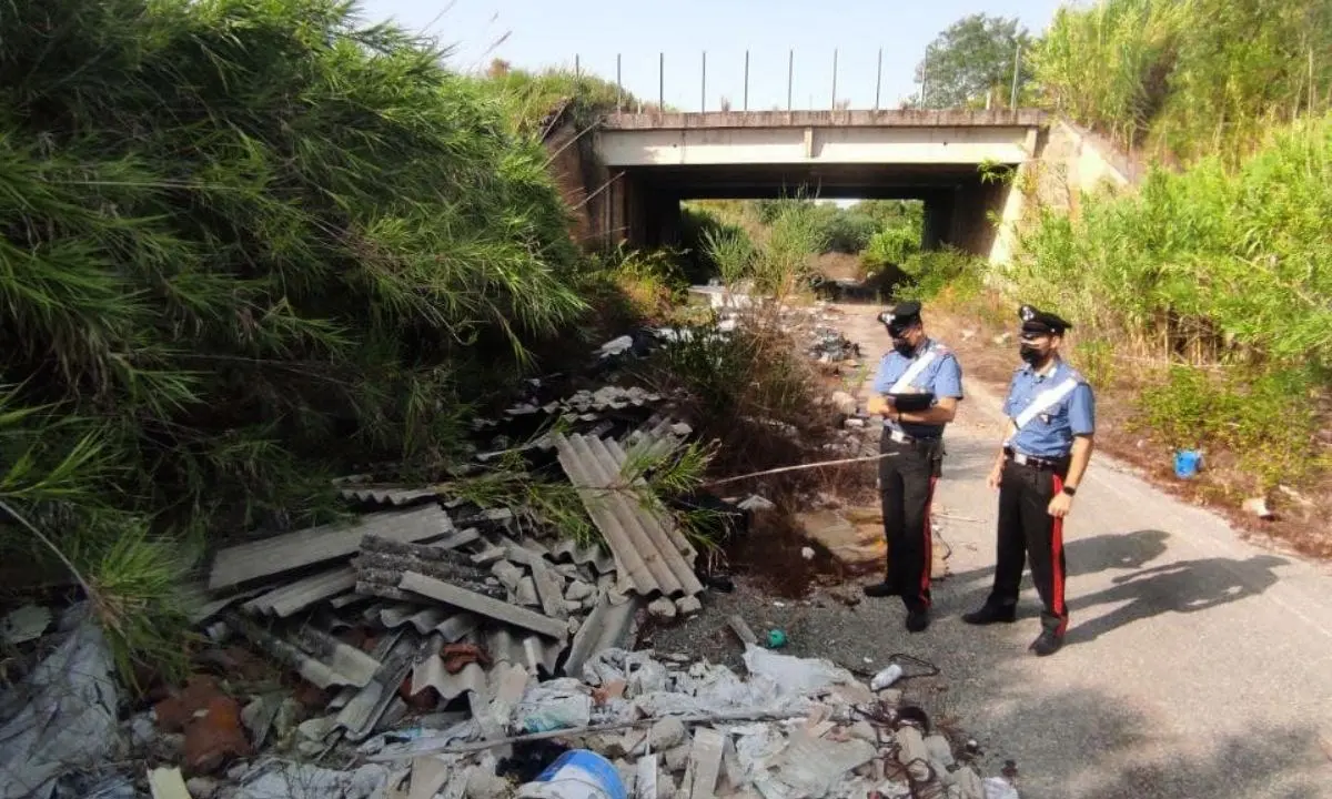 Sequestrata discarica abusiva nel Reggino: in una strada in disuso eternit e altri rifiuti speciali