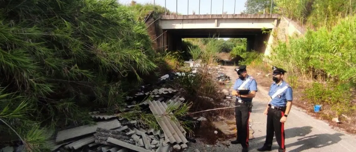Sequestrata discarica abusiva nel Reggino: in una strada in disuso eternit e altri rifiuti speciali