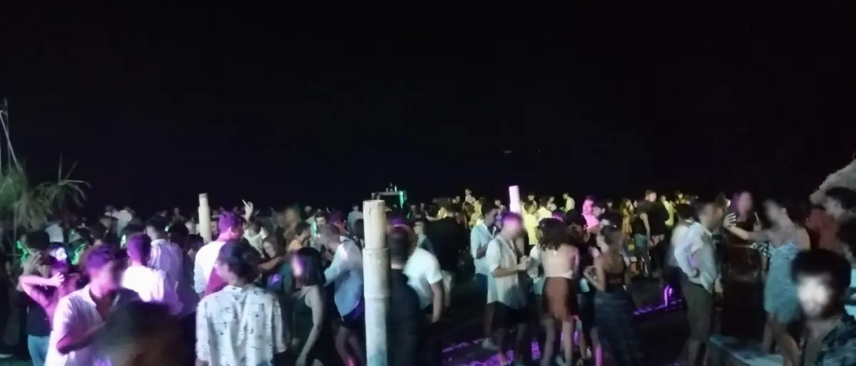 Covid, in 800 a ballare senza mascherina in un locale del Reggino: sanzionato il proprietario