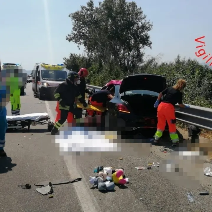 Incidente a Sibari di Cassano, tragedia immensa: sono tutte ventenni le tre vittime di Castrovillari