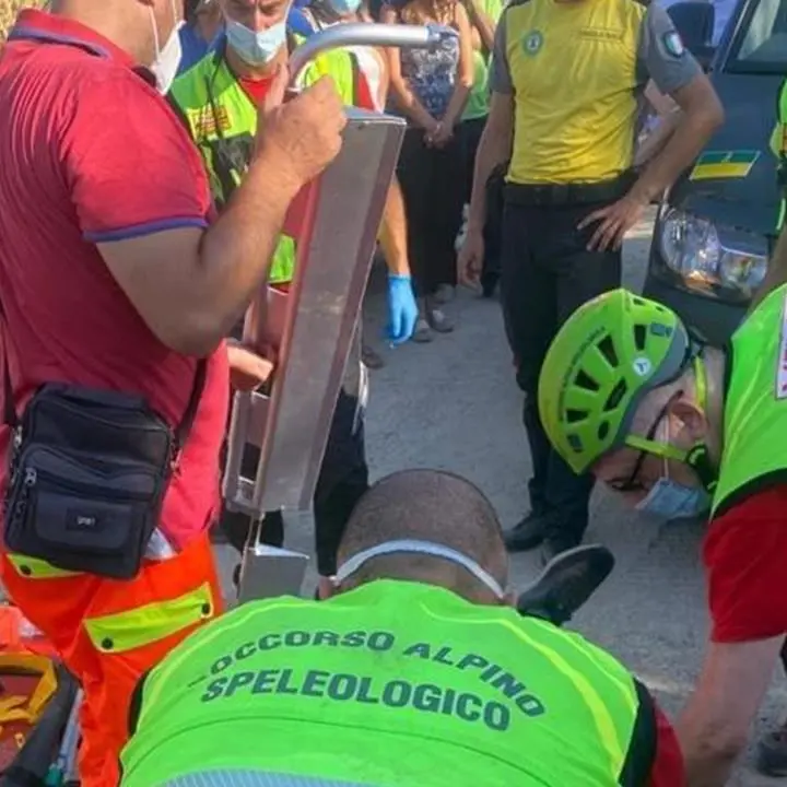 Rossano, 70enne cade in una zona impervia e si frattura il femore: interviene il Soccorso alpino