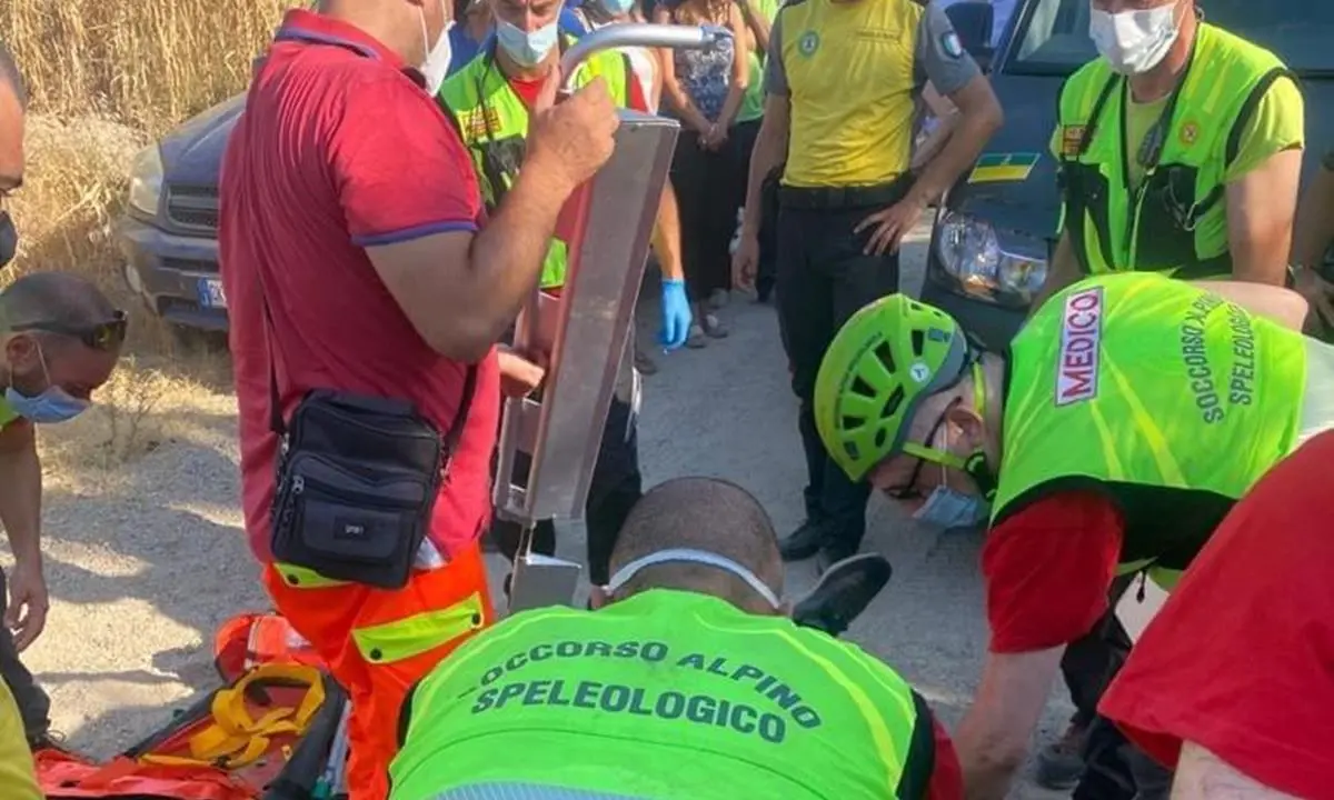 Rossano, 70enne cade in una zona impervia e si frattura il femore: interviene il Soccorso alpino
