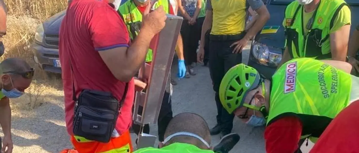 Rossano, 70enne cade in una zona impervia e si frattura il femore: interviene il Soccorso alpino