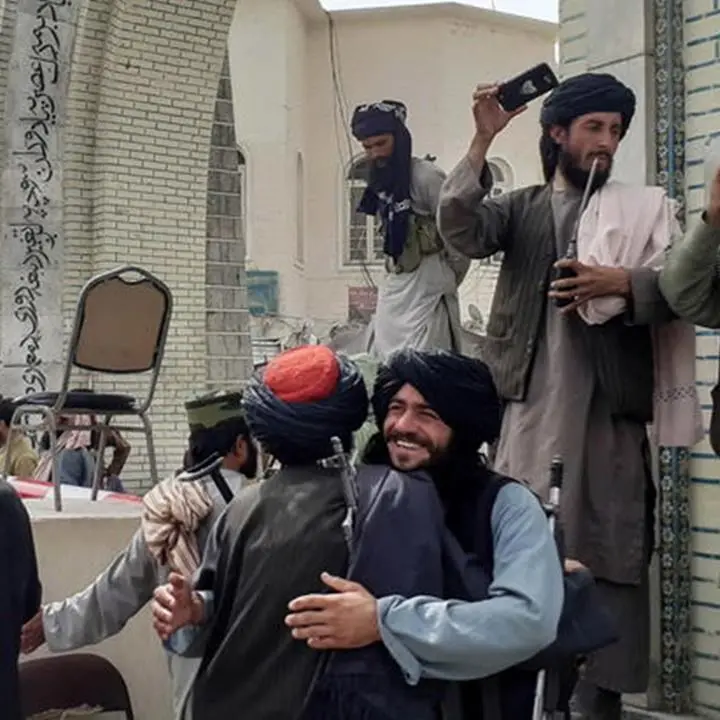 I talebani prendono Kabul, caos all’aeroporto con migliaia di persone che cercano di fuggire