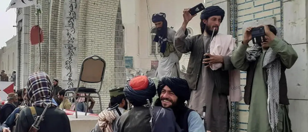 I talebani prendono Kabul, caos all’aeroporto con migliaia di persone che cercano di fuggire