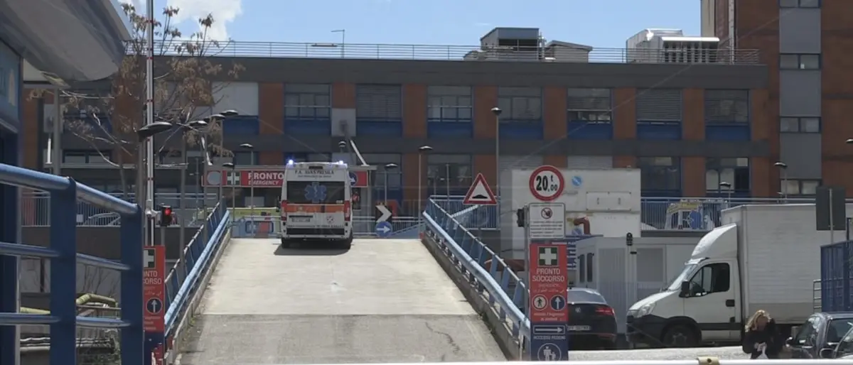 Cosenza, a 91 anni abbandonata per 10 ore in pronto soccorso senza mangiare e bere