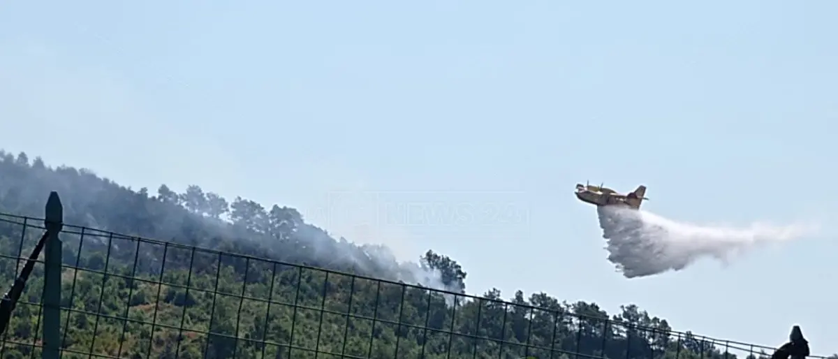 Brucia la montagna di Fagnano Castello, sul posto due canadair e pompieri dall’Emilia Romagna
