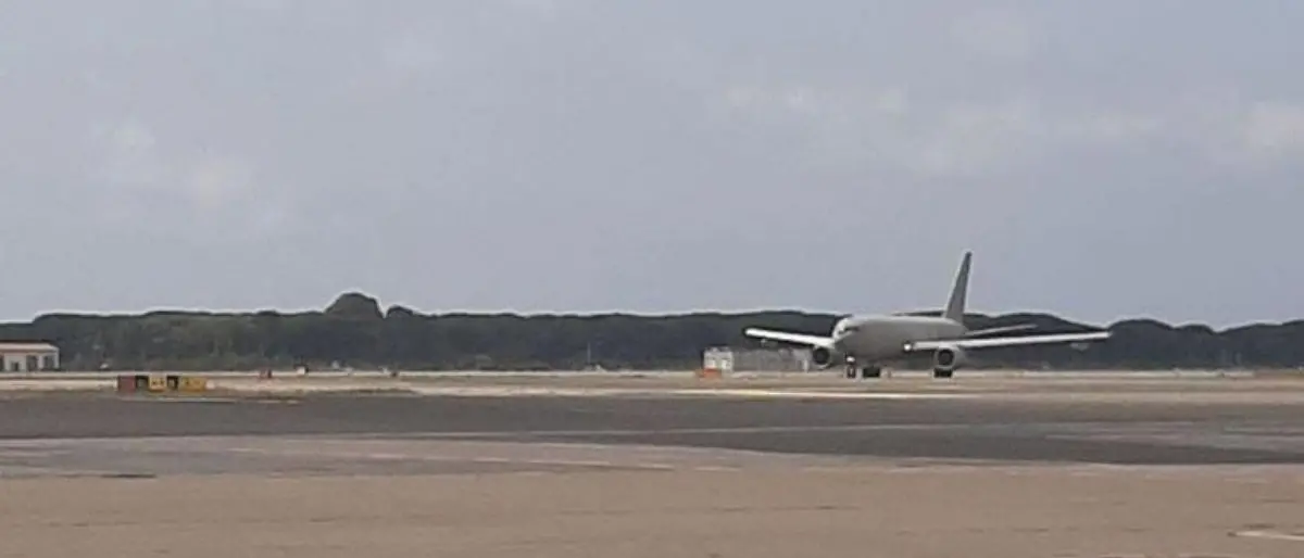 Afghanistan, atterrato a Fiumicino volo di rimpatrio da Kabul: in Italia 74 persone