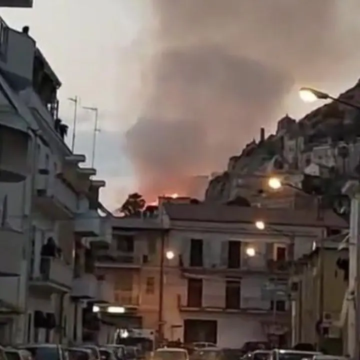 Incendi, ancora fiamme nel Cosentino: brucia la collina di Amantea