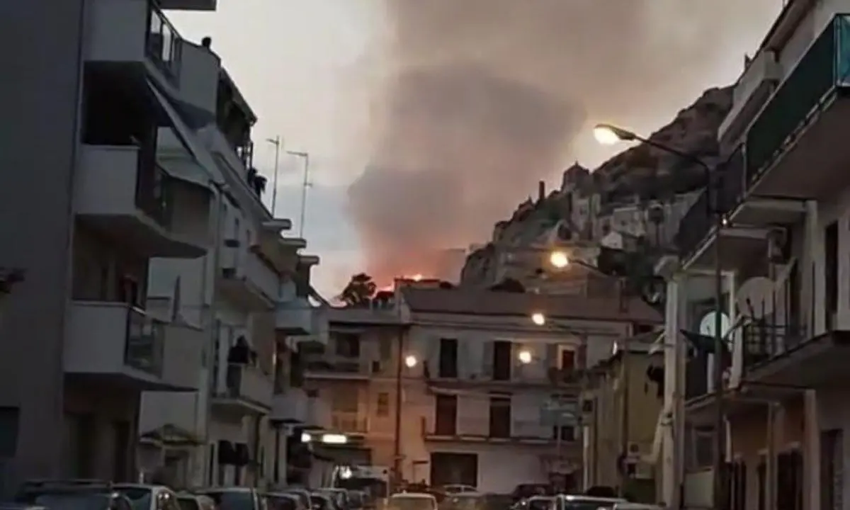 Incendi, ancora fiamme nel Cosentino: brucia la collina di Amantea