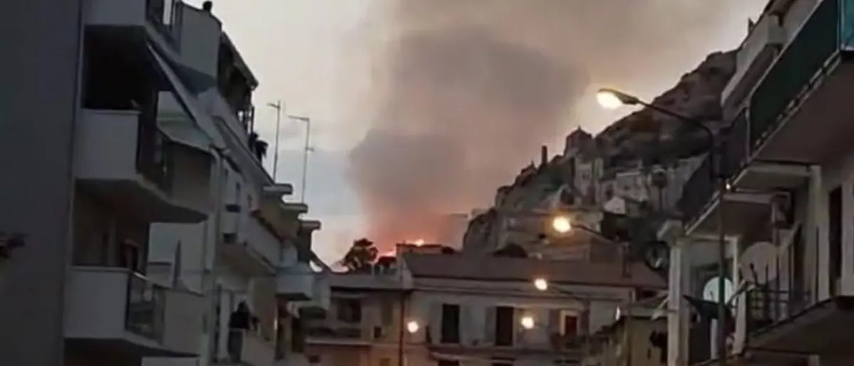 Incendi, ancora fiamme nel Cosentino: brucia la collina di Amantea