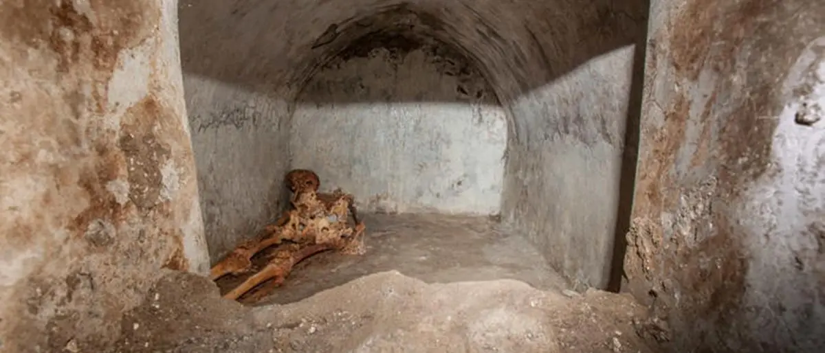 Pompei, scoperta una tomba unica con un corpo semi mummificato