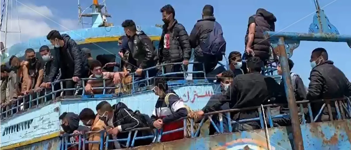 Sbarco di 76 migranti nella Locride: arrestato il presunto scafista