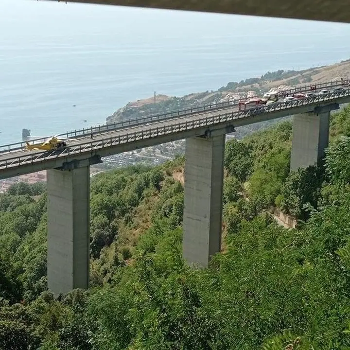 Incidente a Guardia Piemontese, 3 feriti e traffico in tilt: l’elicottero atterra sul viadotto