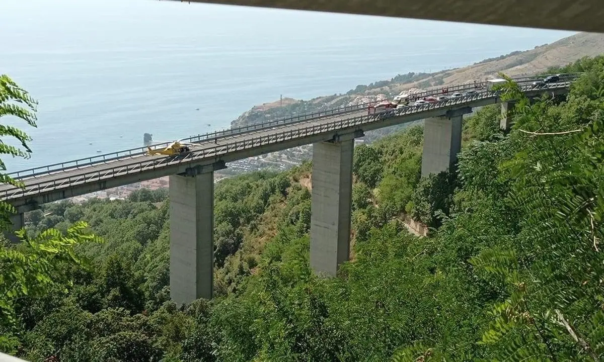 Incidente a Guardia Piemontese, 3 feriti e traffico in tilt: l’elicottero atterra sul viadotto