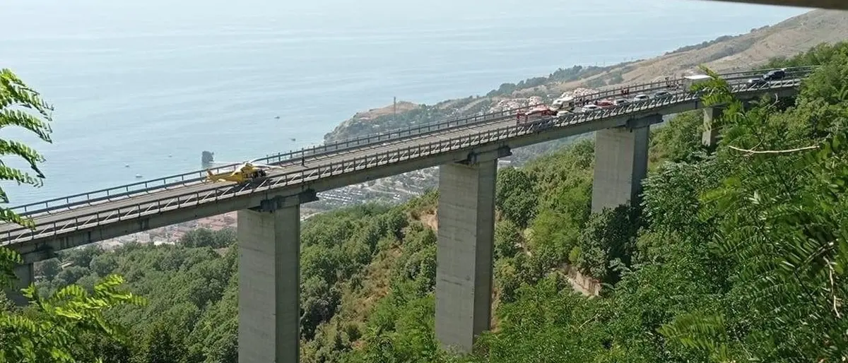 Incidente a Guardia Piemontese, 3 feriti e traffico in tilt: l’elicottero atterra sul viadotto