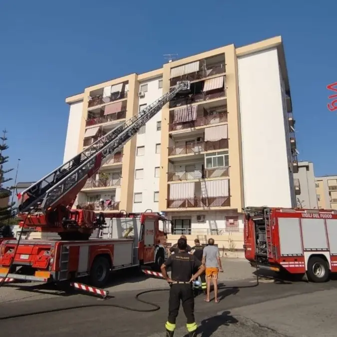 Crotone, incendio in un appartamento al quinto piano: evacuati i residenti