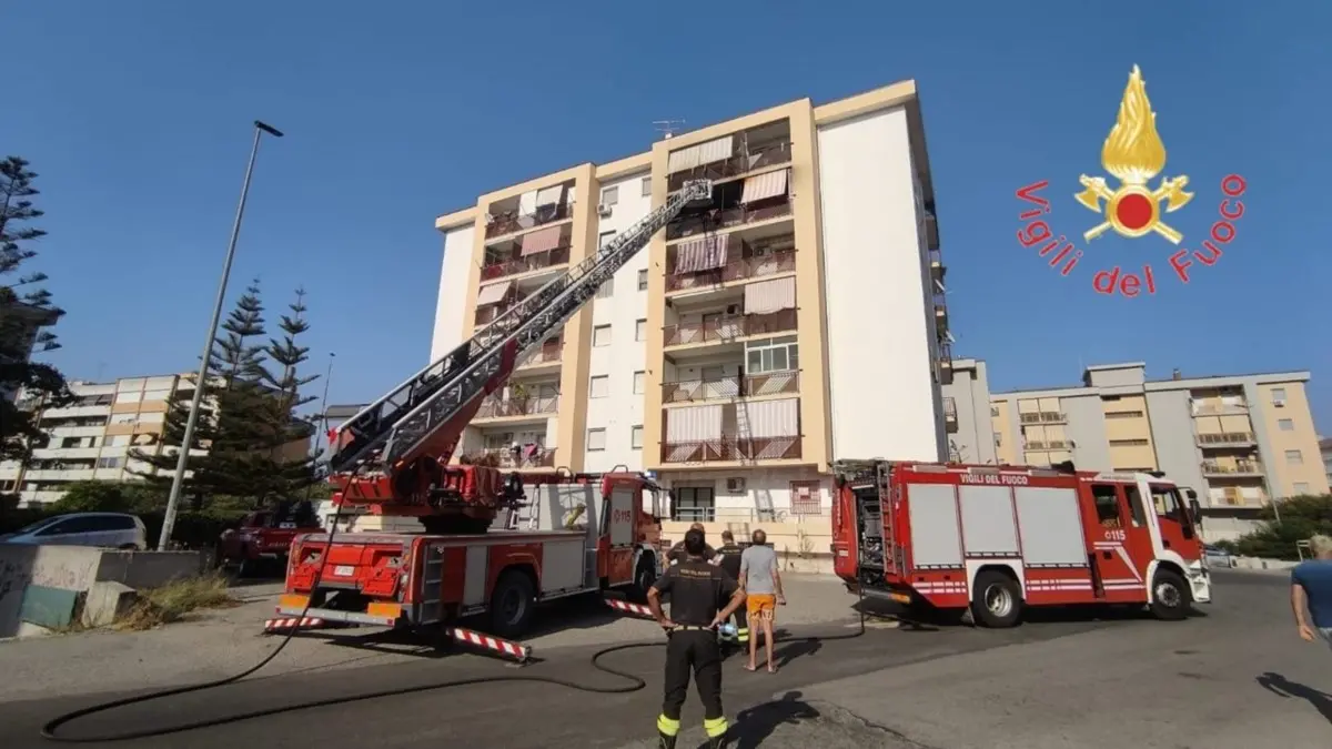 Crotone, incendio in un appartamento al quinto piano: evacuati i residenti