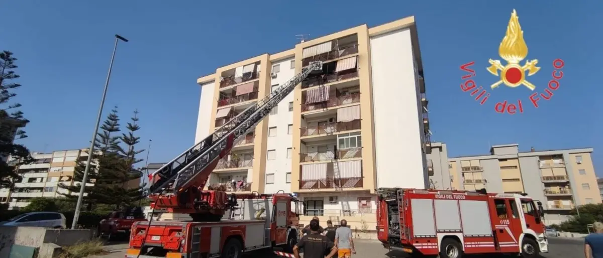 Crotone, incendio in un appartamento al quinto piano: evacuati i residenti