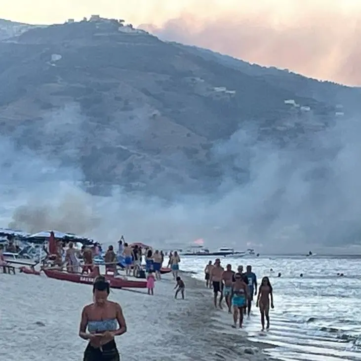 Incendi, fuoco vicino ad alcuni lidi a Soverato: paura anche tra i bagnanti