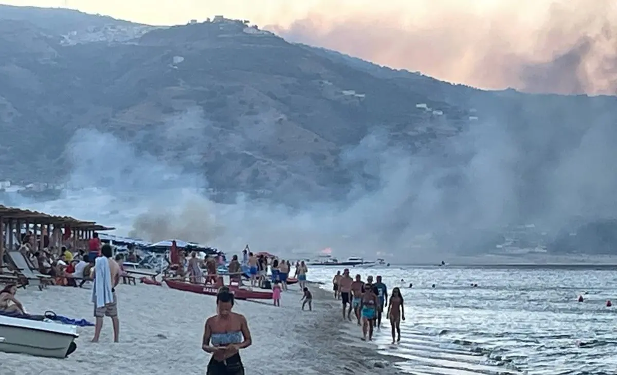 Incendi, fuoco vicino ad alcuni lidi a Soverato: paura anche tra i bagnanti