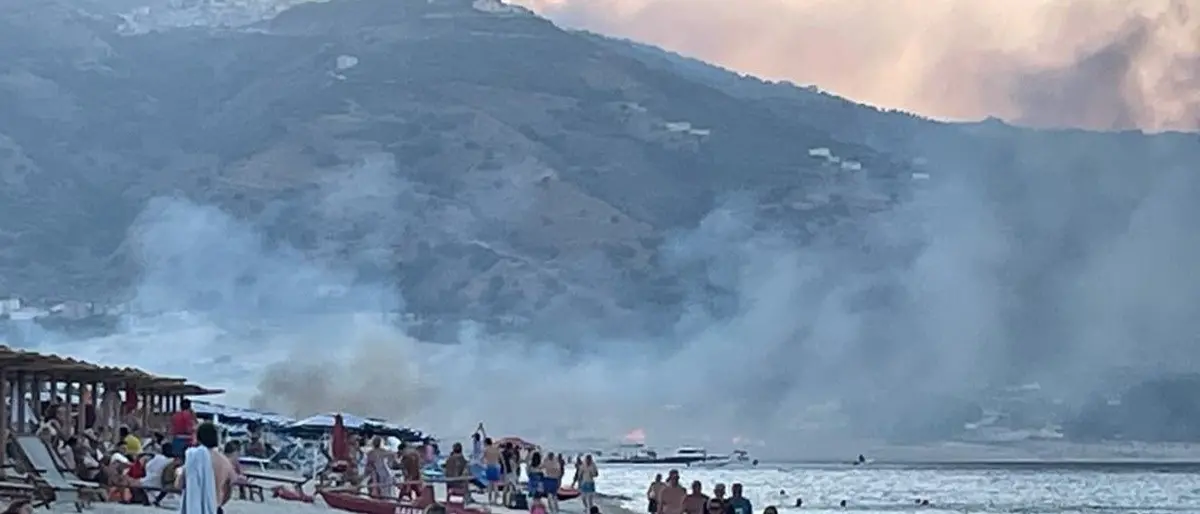 Incendi, fuoco vicino ad alcuni lidi a Soverato: paura anche tra i bagnanti