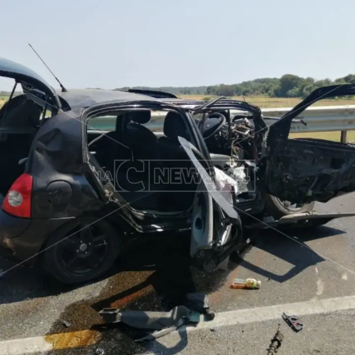 Cassano, domani lutto cittadino per i funerali delle ragazze morte nell’incidente sulla 106