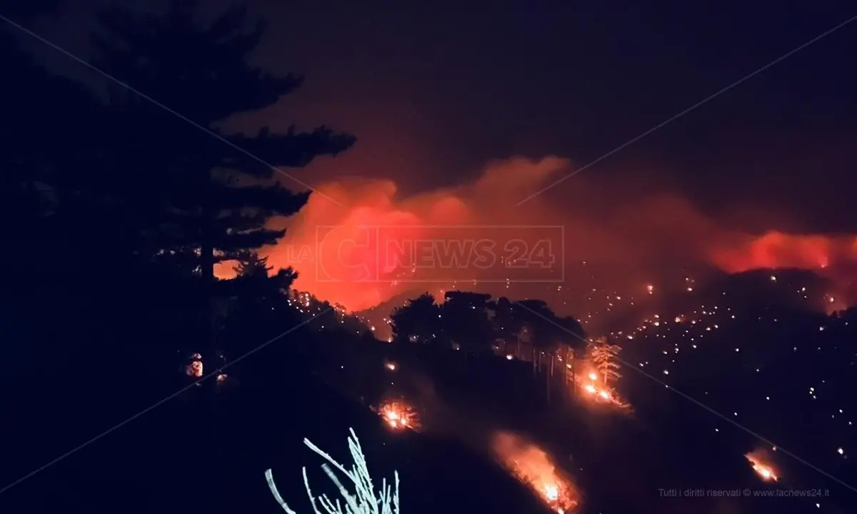 Incendi, continua a bruciare l’Aspromonte. Il presidente del Parco: «Fronte ancora vasto»