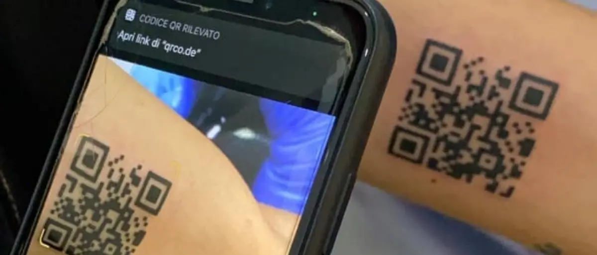 Reggio, giovane si fa tatuare il Green pass sul braccio: «Così è sempre con me»