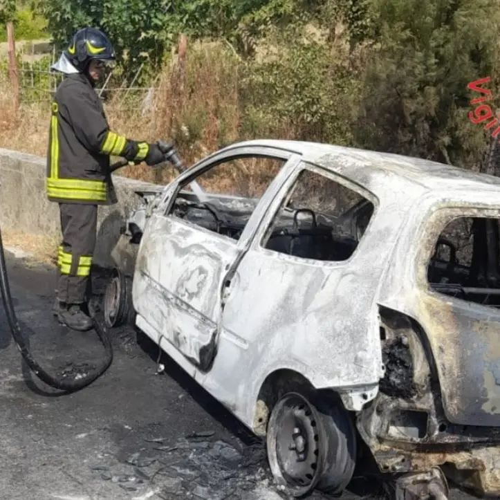 Incidente a Melissa, anziana muore carbonizzata nell’auto in fiamme dopo l’impatto con un muretto