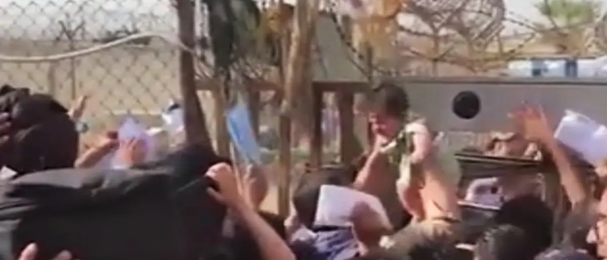 La disperazione delle donne afghane, lanciano i figli ai soldati stranieri: «Portateli via» -Video